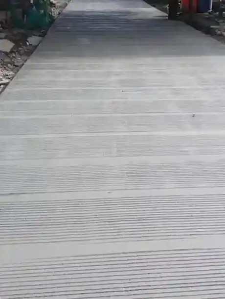 Obra de hormigón rayado